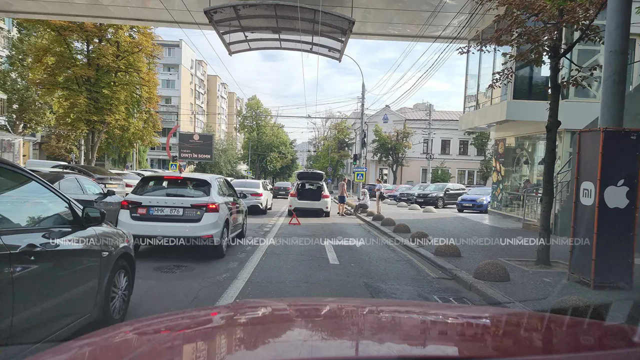 В Кишиневе водитель автомобиля сбил женщину, ехавшую на самокате