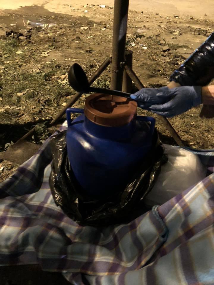 Люди приносят пострадавшим на Рышкановке еду и одежду