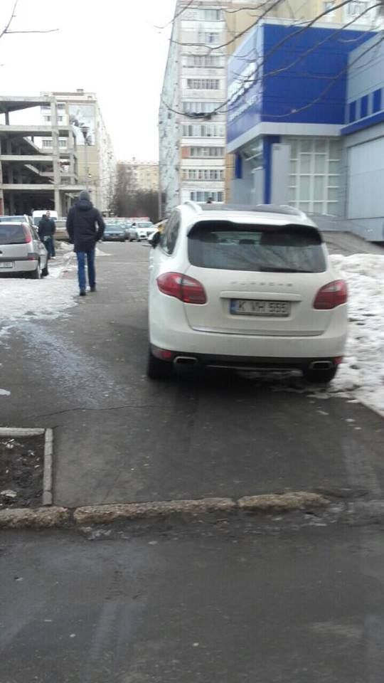 Пешеходы жалуются на водителей, которые паркуются где хотят