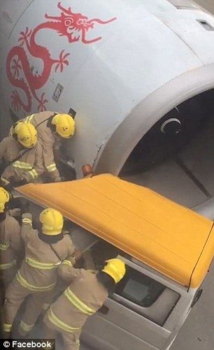 В Китае самолет столкнулся с автомобилем