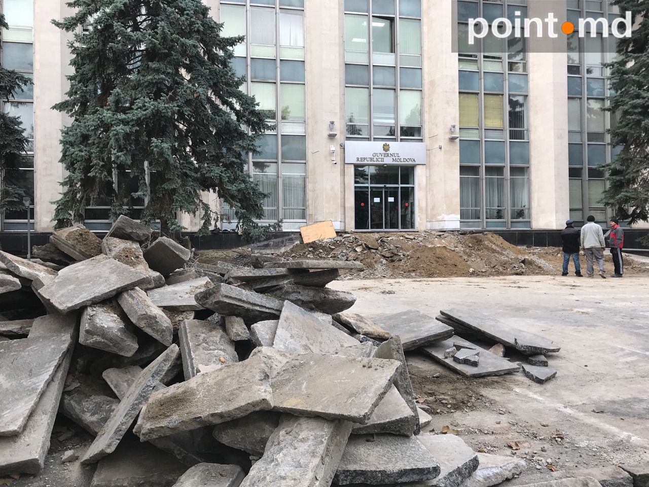 Ремонт перед зданием Правительства идет полным ходом