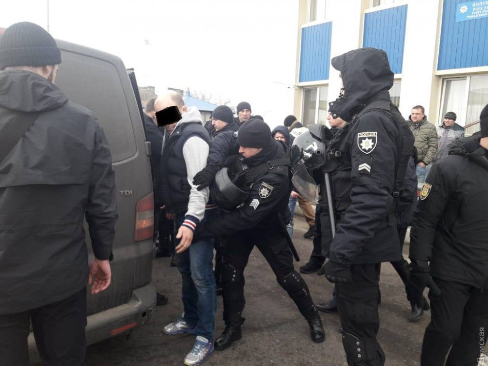 Полиция Украины останавливает автобусы при въезде в Одессу — ищут вооруженных людей