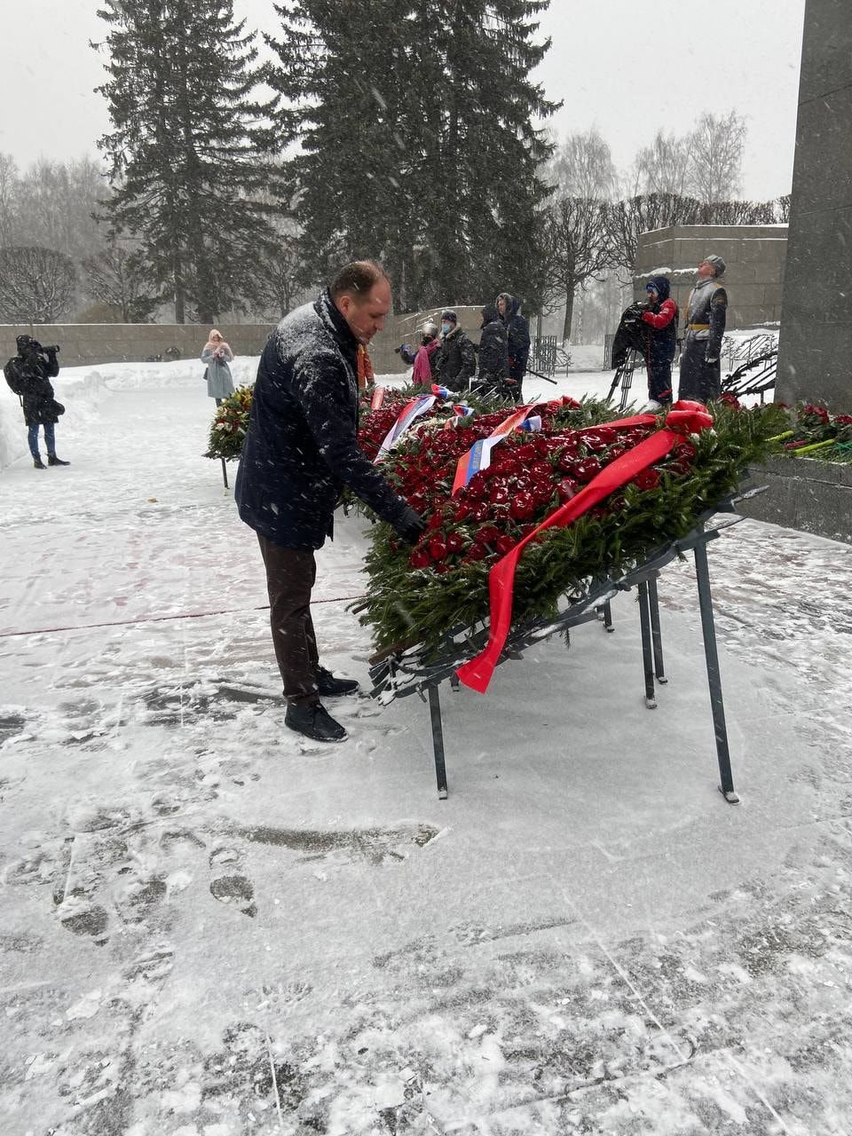 Чебан возложил цветы на мемориальном кладбище в Санкт-Петербурге
