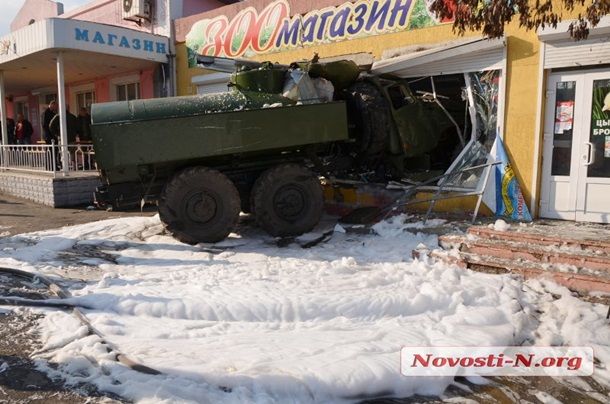 В Николаеве армейский бензовоз въехал в зоомагазин