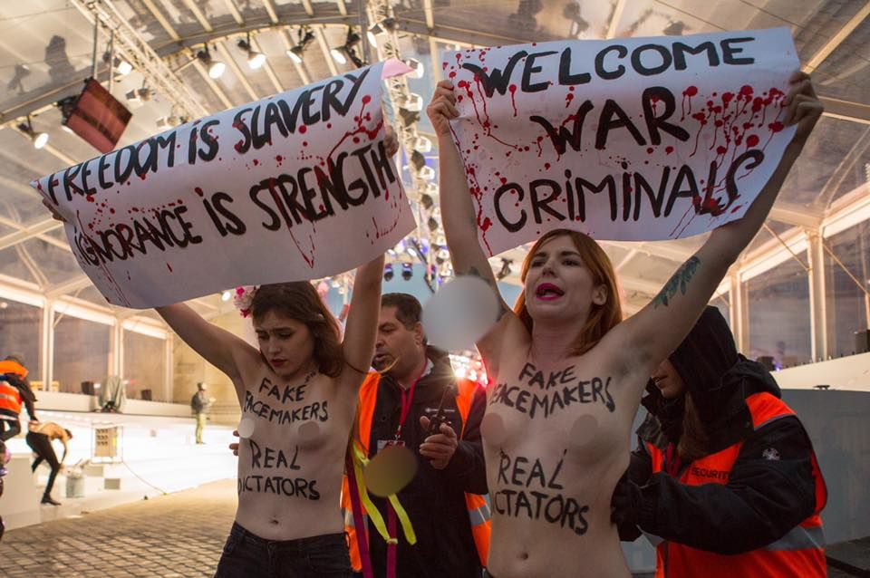 Активистки Femen попытались выступить у Триумфальной арки в Париже