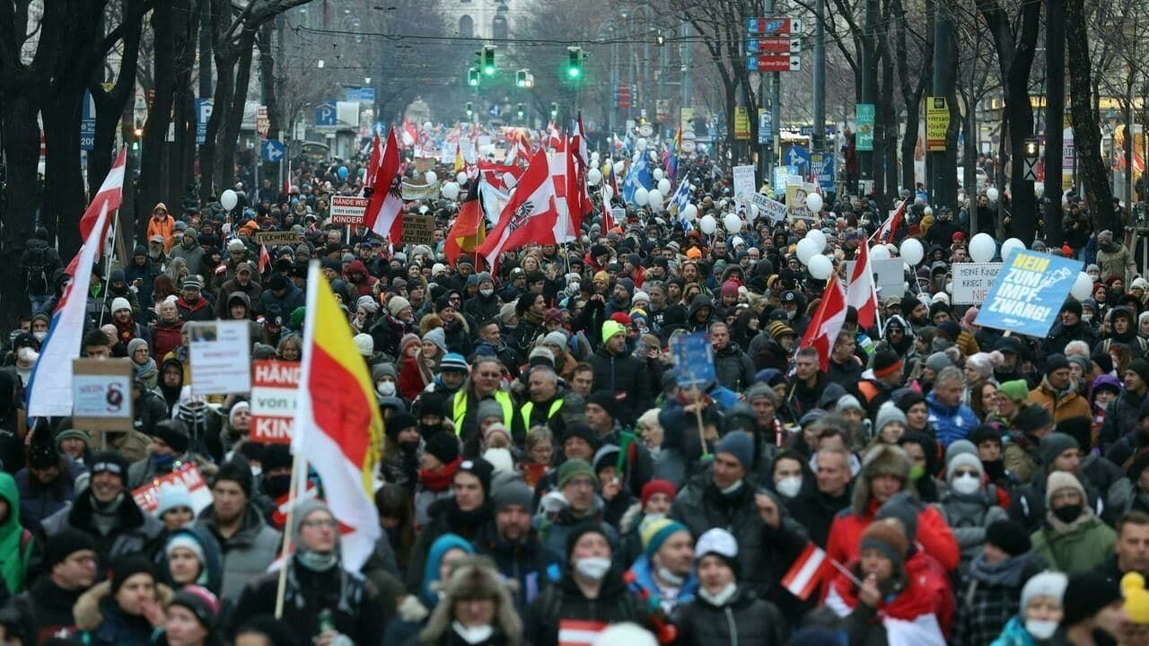 В Вене тысячи людей выступили против обязательной вакцинации