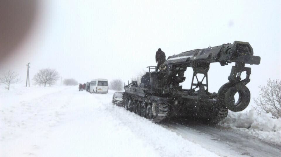 Нацармия, чтобы помочь застрявшим водителям, вывела на трассу M14 танк