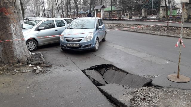 В Кишиневе снова обвалился асфальт