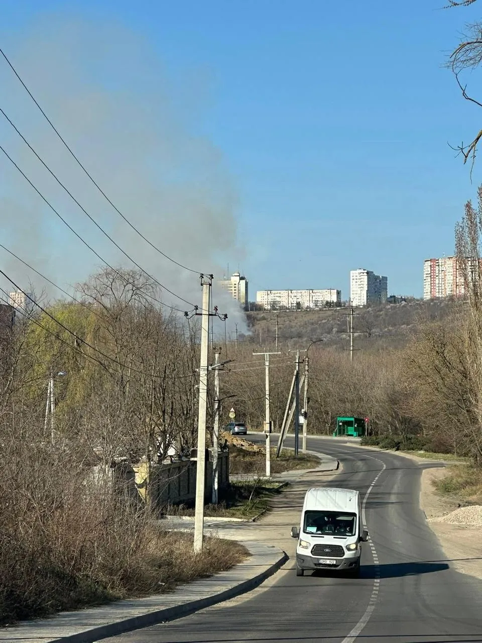 Un incendiu a izbucnit la Botanica: Vegetația uscată, cuprinsă de flăcări