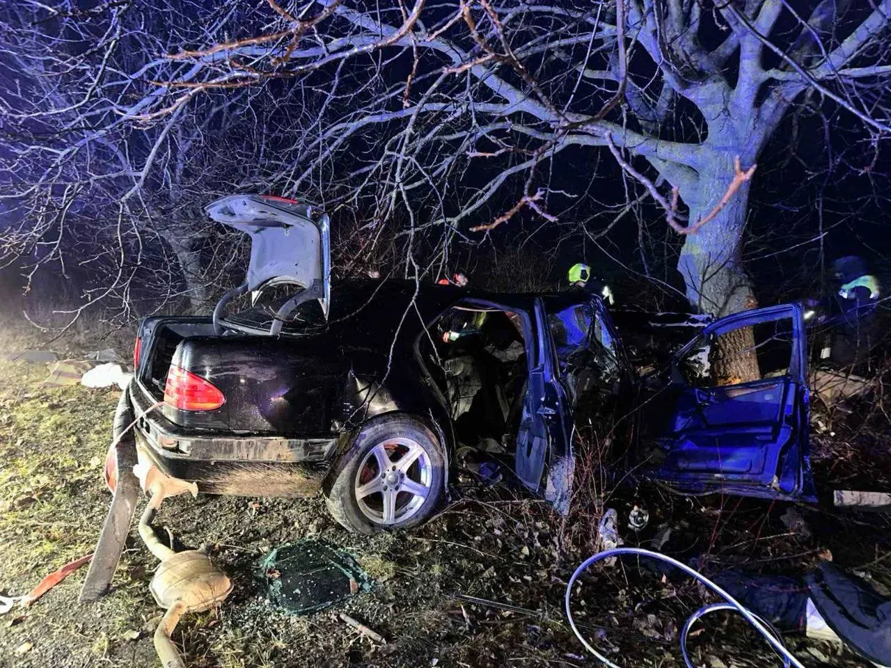 Un Mercedes s-a izbit cu o viteză excesivă de un copac la Râșcani: Două persoane au murit