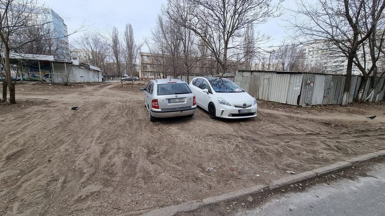 Жители Чекан ведут "войну" с парковкой автомобилей на улице Джинта Латинэ