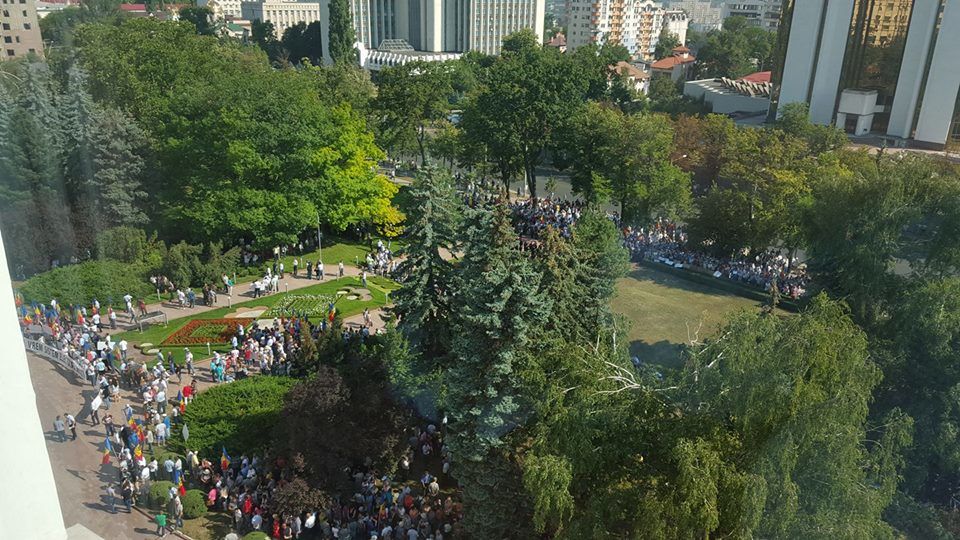 Protestele din faţa Parlamentului, văzute de sus