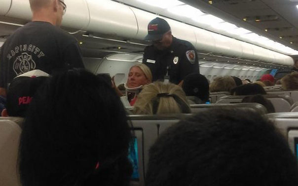 Zeci de răniţi la bordul unui avion de pasageri afectat de turbulenţe. "Oamenii pur şi simplu zburau prin cabină"