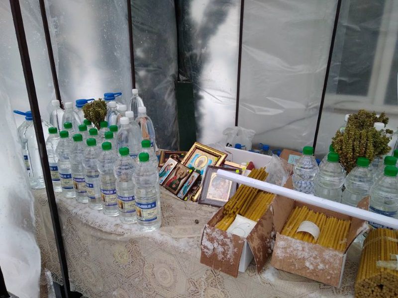 Agheasmă îmbuteliată, de vânzare lângă o biserică de la Ciocana
