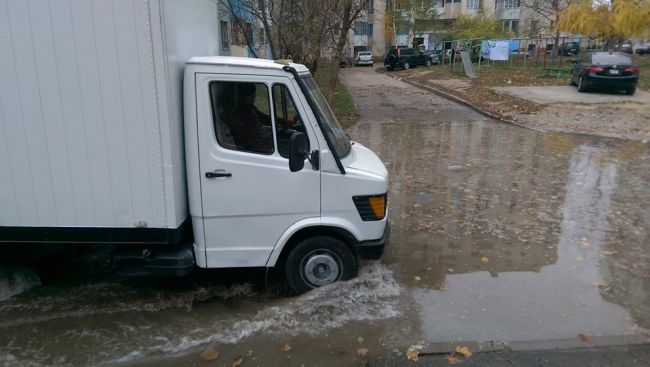 На Ботанике канализационной водой затопило двор