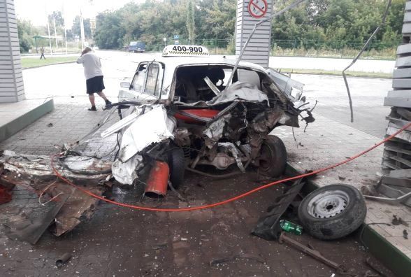В Тернополе от взрыва на заправке такси разорвало пополам