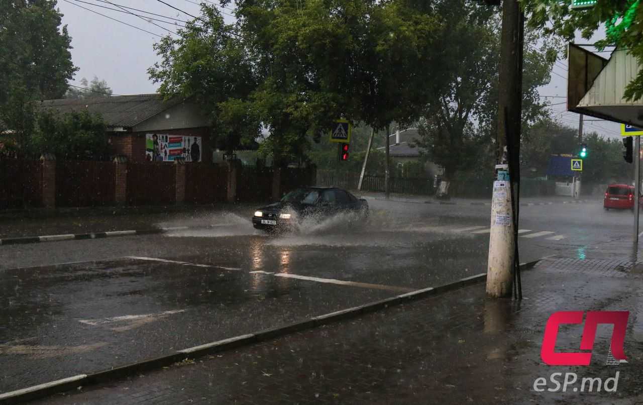 В Бельцах прошёл сильный ливень: машины глохли в воде