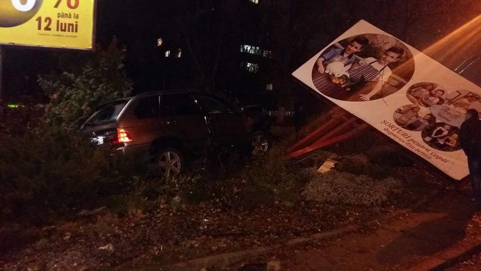 На Ботанике водитель BMW X5 снес рекламное панно