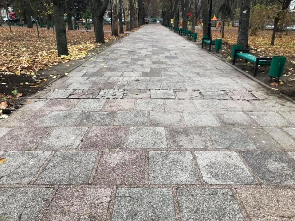 В центральном парке во время прокладки системы полива повредили тротуарную плитку