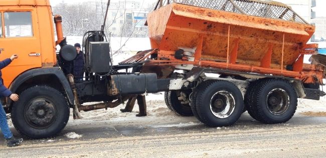 На дорогах Кишинева еще один спецавтомобилиль разломился надвое