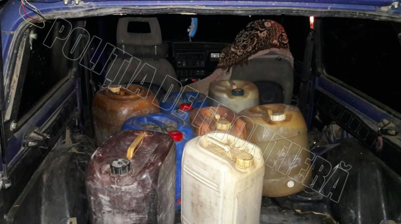Пограничники задержали двух мужчин, занимающихся кражей топлива