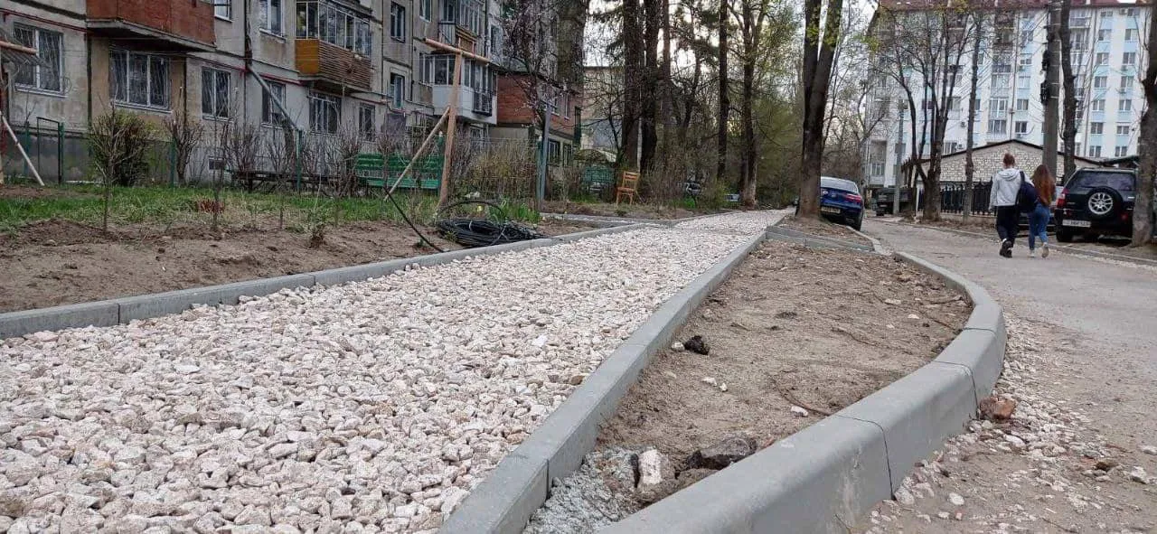 Во дворах домов в секторе Ботаника проводят ремонт дорог и тротуаров