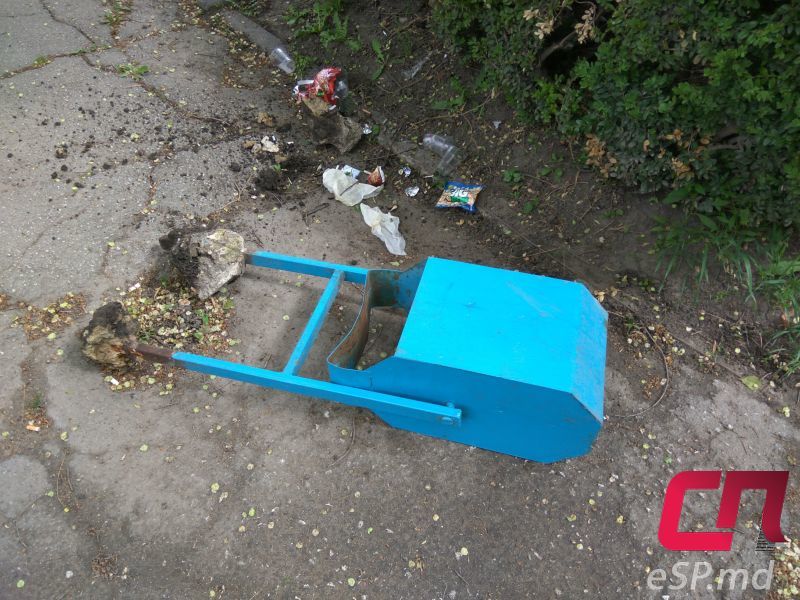 В Бельцах вандалы вырвали урны вместе с бетоном
