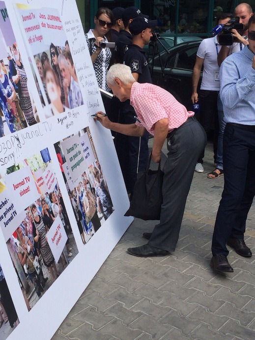 Un nou protest la sediul Jurnal TV. Peste 500 de orheieni au scandat „Respect pentru popor”