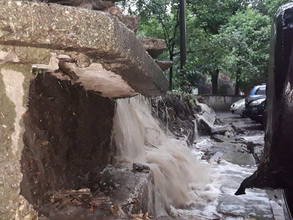 На Ботанике из-за сильного дождя образовался водопад