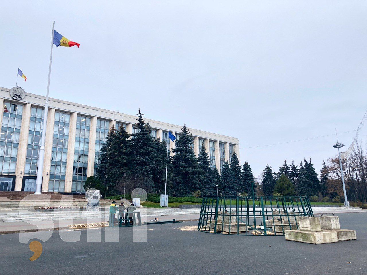 На главной площади столицы начали устанавливать новогоднюю елку