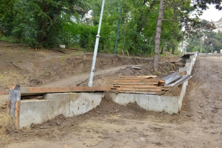 Мэрия: ремонт гранитной лестницы в "Валя Морилор" идет по графику