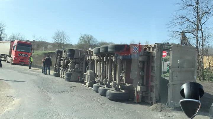 Вблизи села Чумай перевернулся грузовик: водитель чудом не пострадал