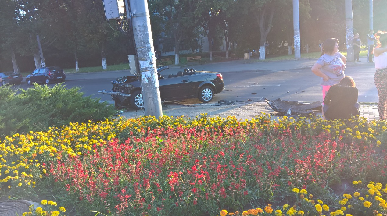 Un Renault şi un Opel s-au lovit violent la Botanica