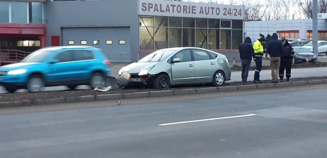 В столице водитель повредил автомобиль, заехав на бордюр