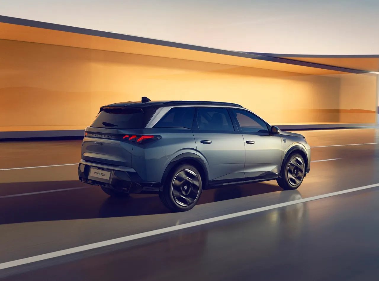 В Европе стартуют продажи Peugeot 5008 третьего поколения