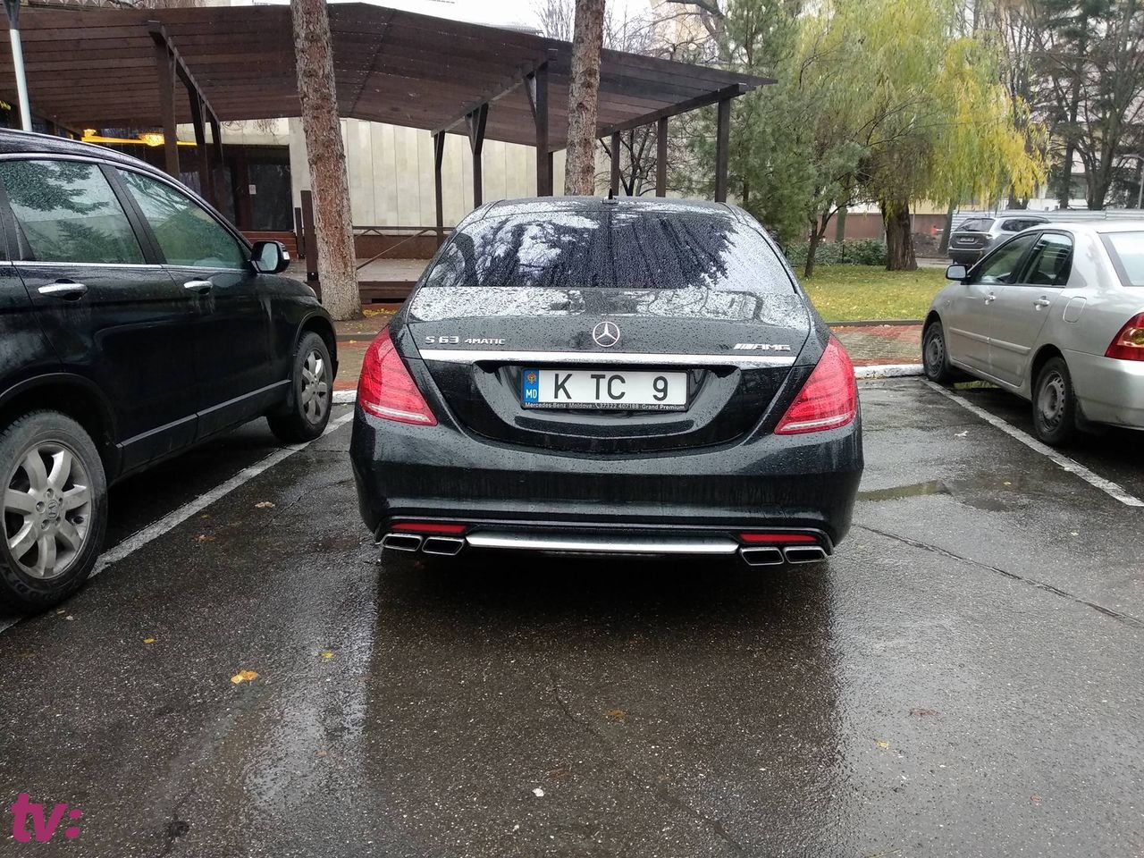 Депутат Константин Цуцу припарковался сразу на двух парковочных местах