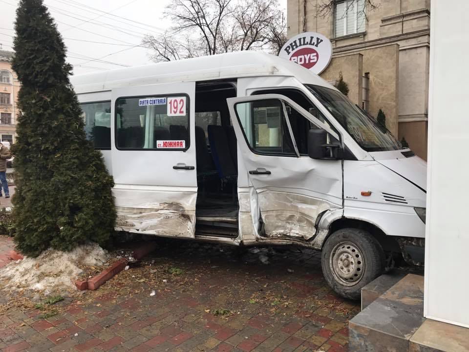 Microbuz de pe ruta 192 s-a ciocnit violent cu un automobil