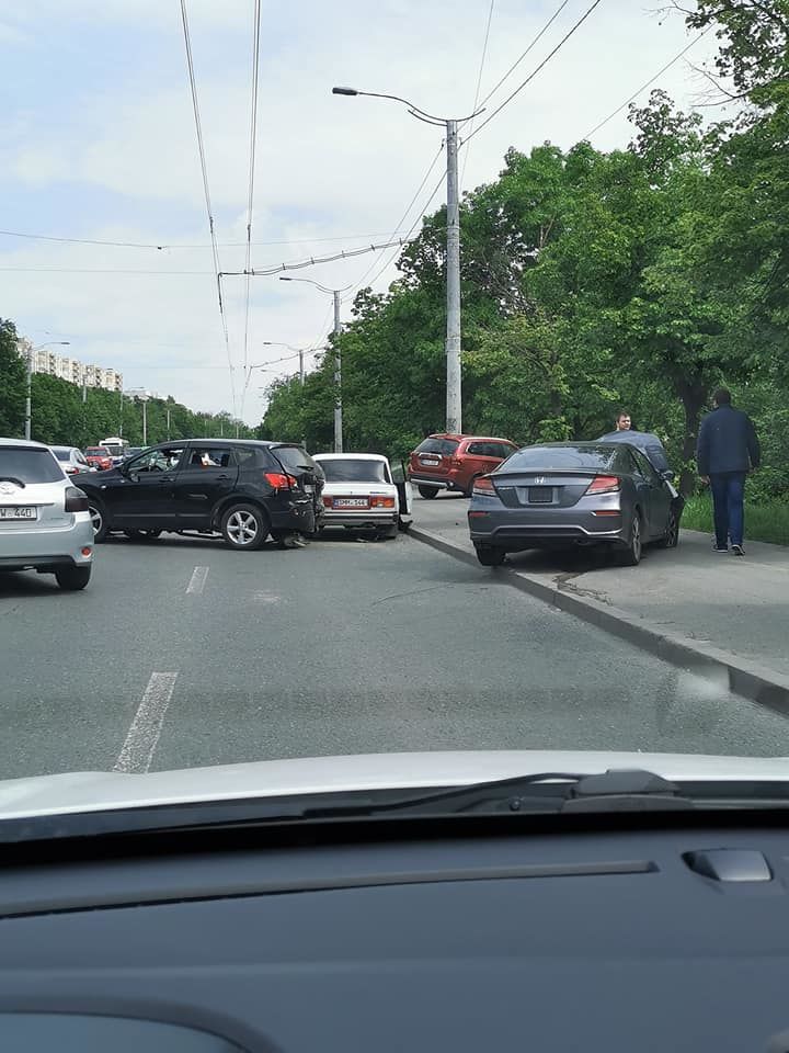 В аварии на улице Алеку Руссо пострадали три машины