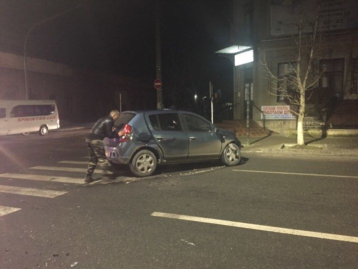 Accident în Capitală: Două mașini, făcute zob