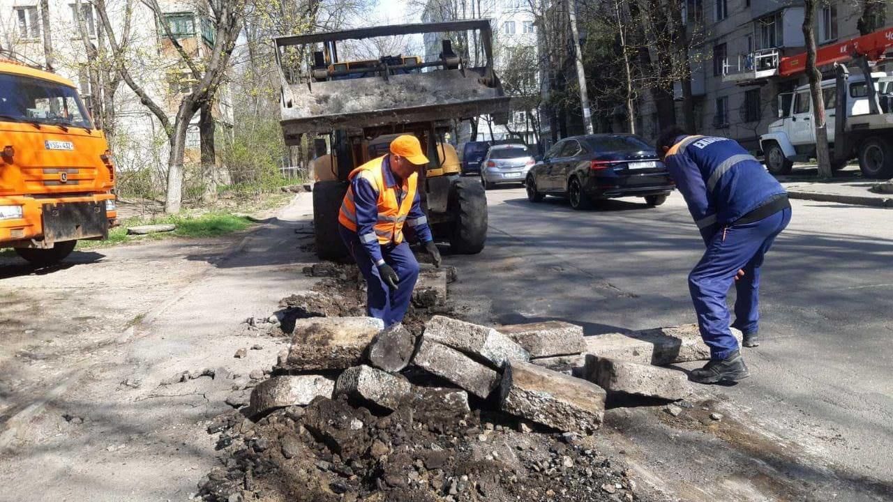 В секторе Рышкановка ремонтируются тротуары и проезжая часть дороги
