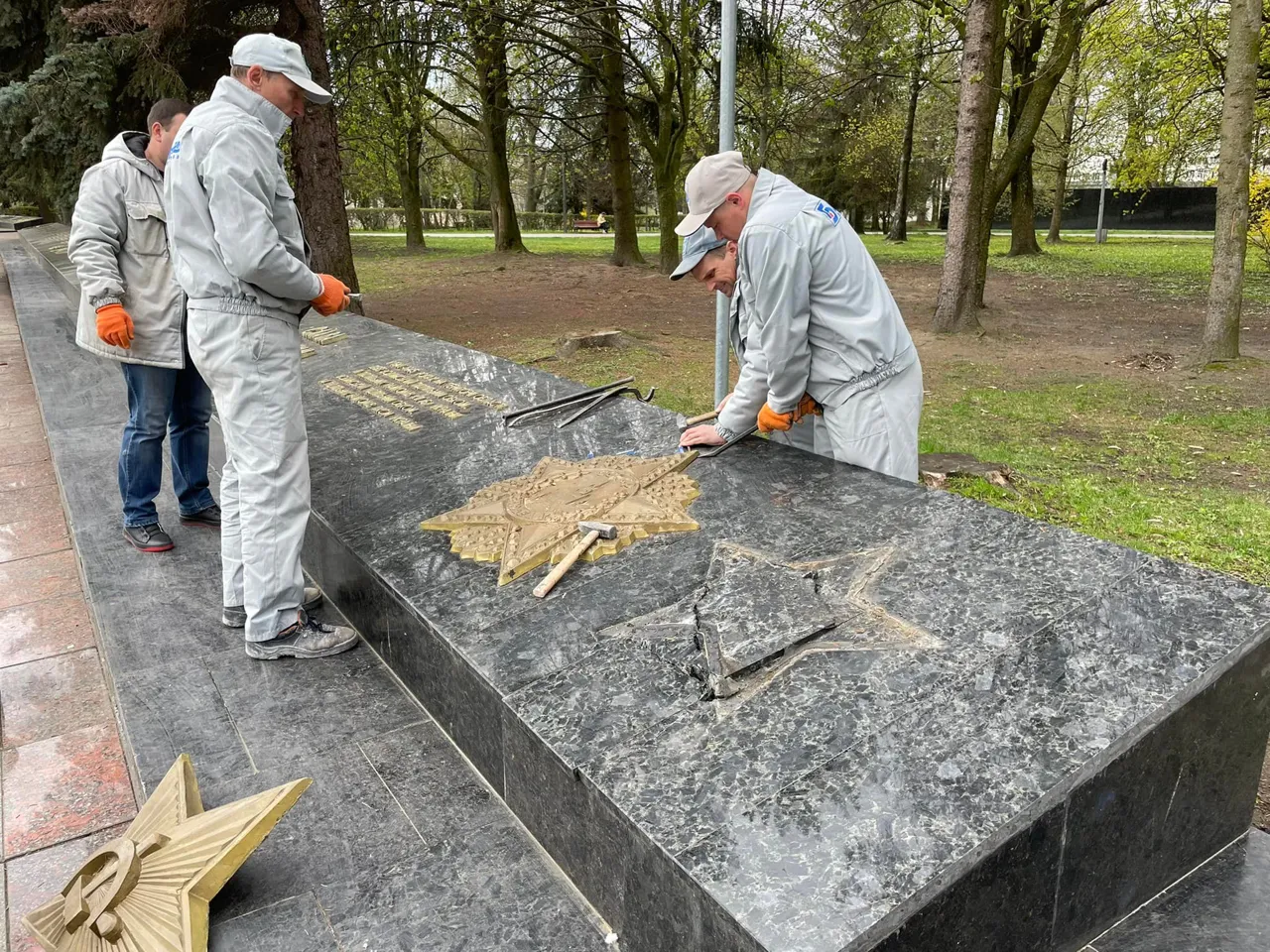 В Луцке начали демонтаж советской символики на Мемориале Вечной Славы