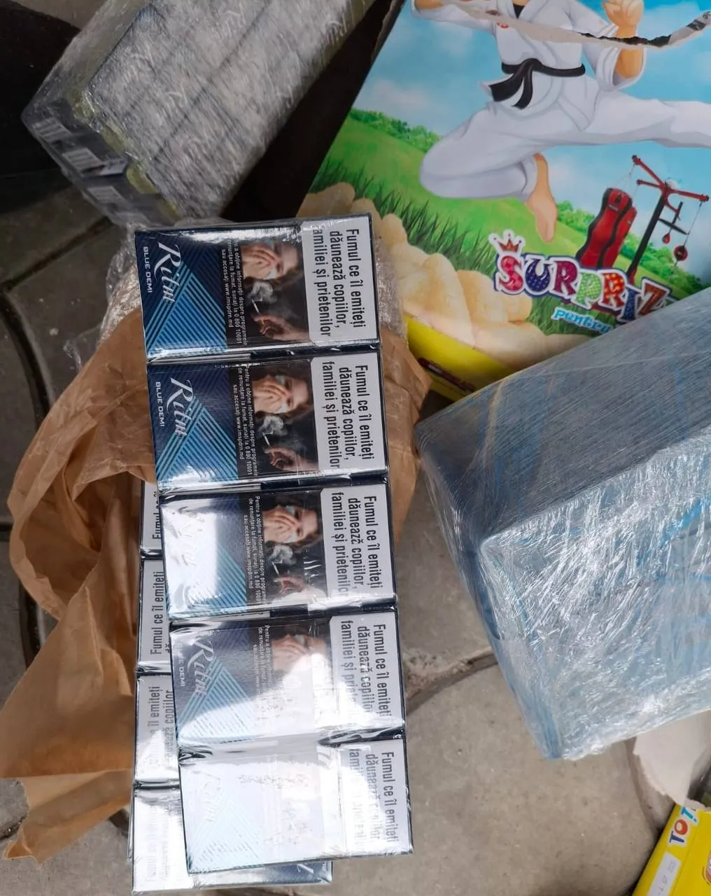 Țigări de contrabandă, ascunse în cutii de bastonașe, confiscate la vamă