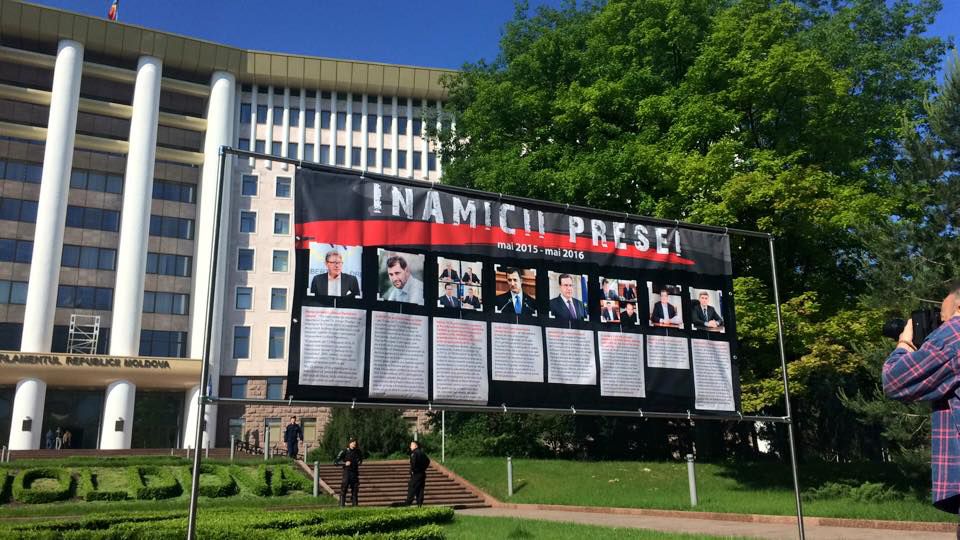 „Panoul Rușinii”, în fața Parlamentului; Ghimpu, Filat, Plahotniuc, Lupu și Șor