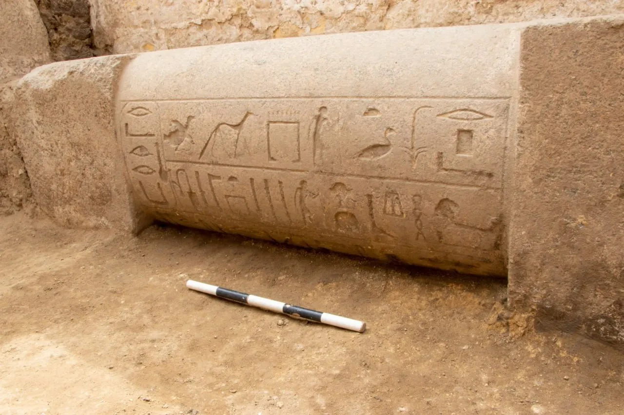 Mormântul unui prinț cu o ușă falsă monumentală din granit roz, găsit la Saqqara