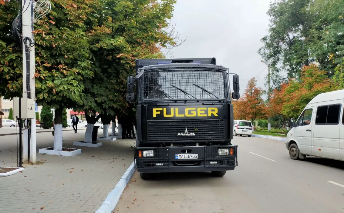 В центре Комрата находятся сотрудники полицейского спецподразделения «Fulger»