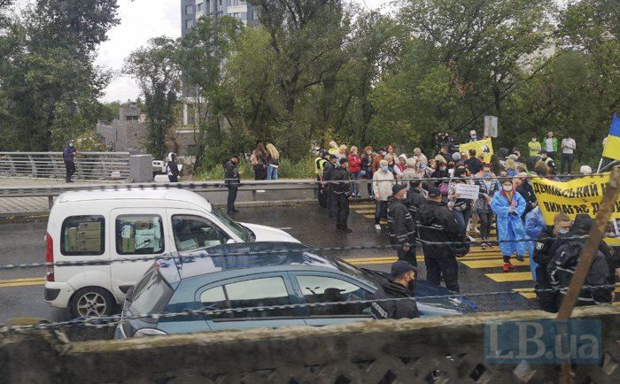 В Киеве протестующие перекрыли метромост через Днепр