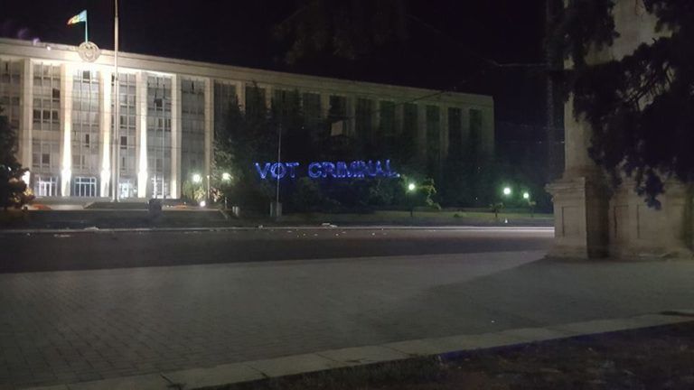 Surpriză nocturnă. Mesajul apărut pe clădirea Guvernului