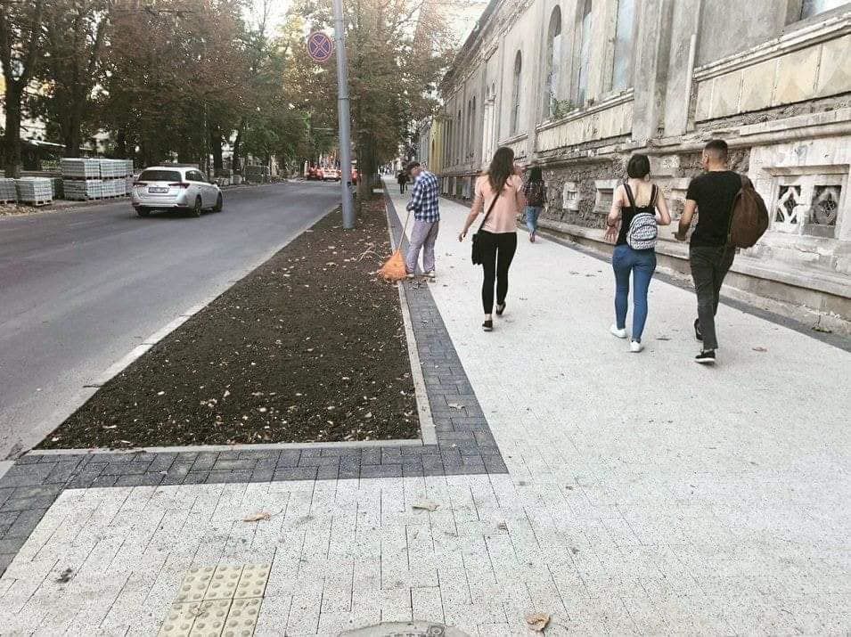 Продолжается восстановление тротуаров на двух центральных улицах столицы