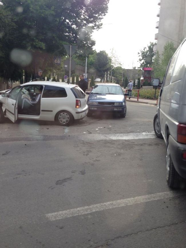 Accident rutier in sectorul Botanica. Doua maşini s-au tamponat violent