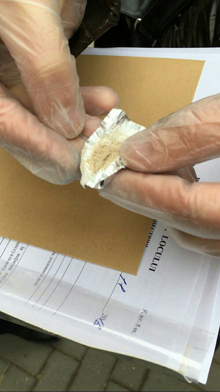 Cine este funcționarul cu heroină, reţinut de mascaţi în centrul Capitalei